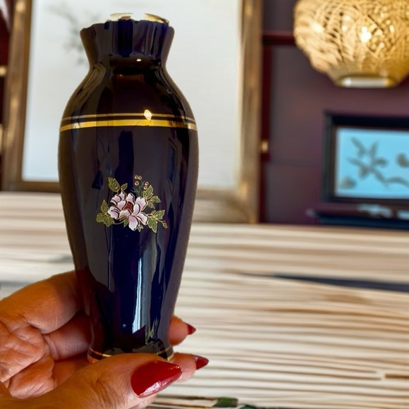 Elegant Blue and Gold Vase with Floral Design - Picture 4 of 7